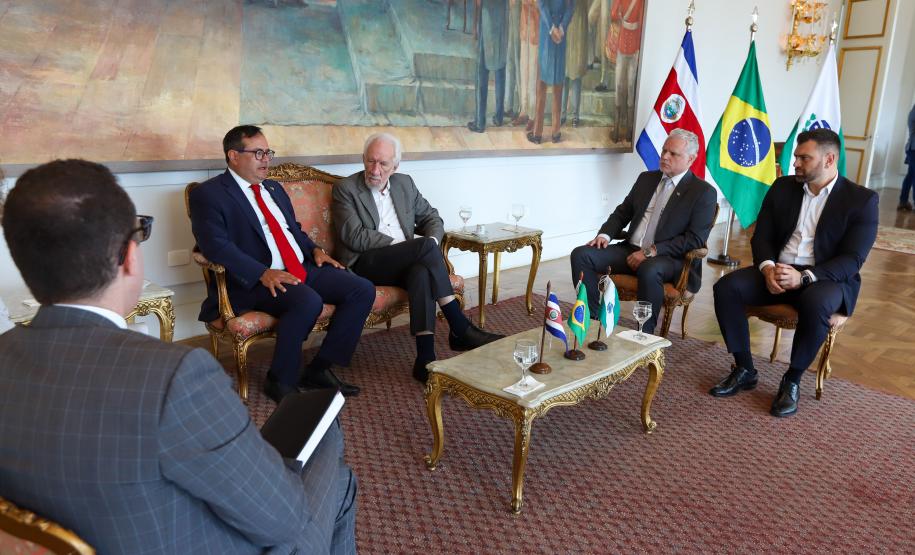 Piana apresenta a embaixador da Costa Rica bons resultados na educação e no turismo