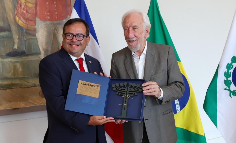 Piana apresenta a embaixador da Costa Rica bons resultados na educação e no turismo