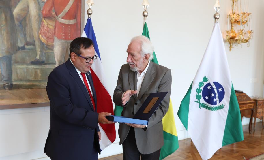 Piana apresenta a embaixador da Costa Rica bons resultados na educação e no turismo