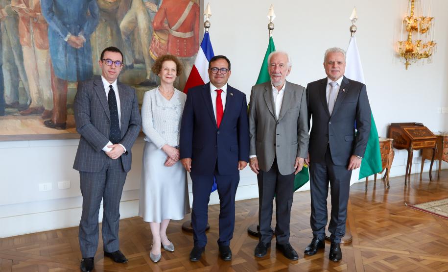 Piana apresenta a embaixador da Costa Rica bons resultados na educação e no turismo