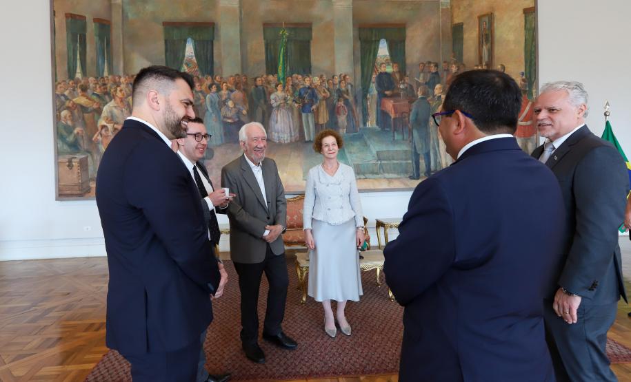 Piana apresenta a embaixador da Costa Rica bons resultados na educação e no turismo