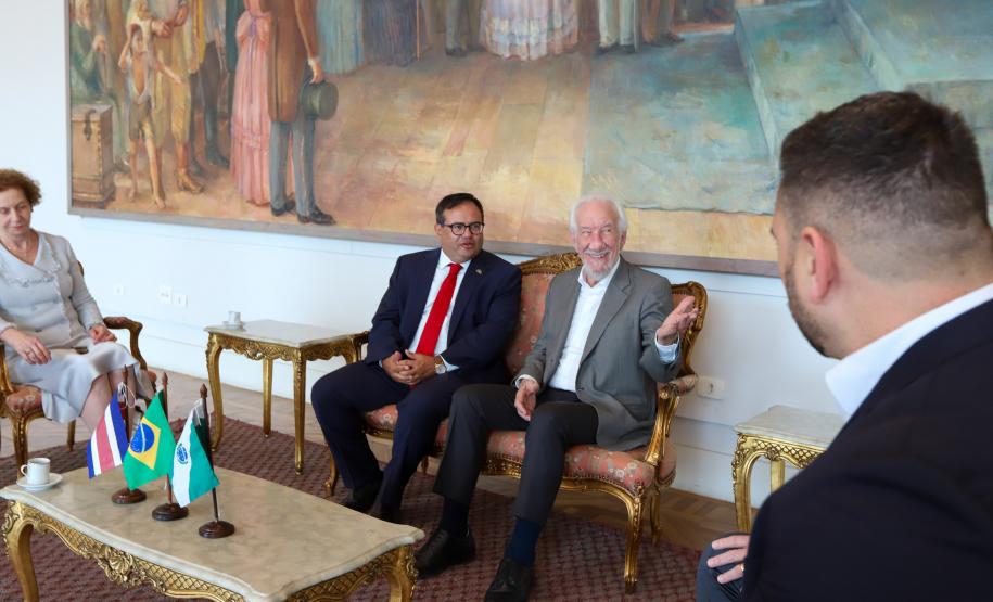 Piana apresenta a embaixador da Costa Rica bons resultados na educação e no turismo