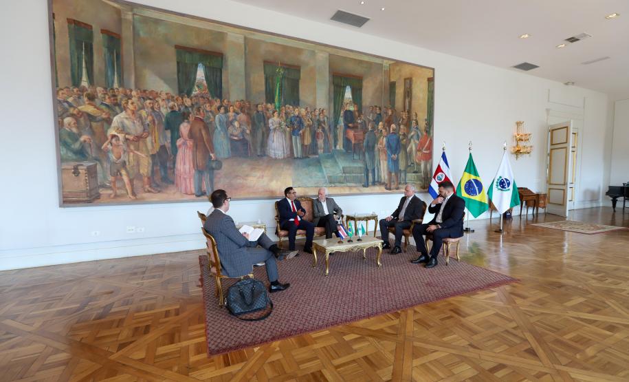 Piana apresenta a embaixador da Costa Rica bons resultados na educação e no turismo