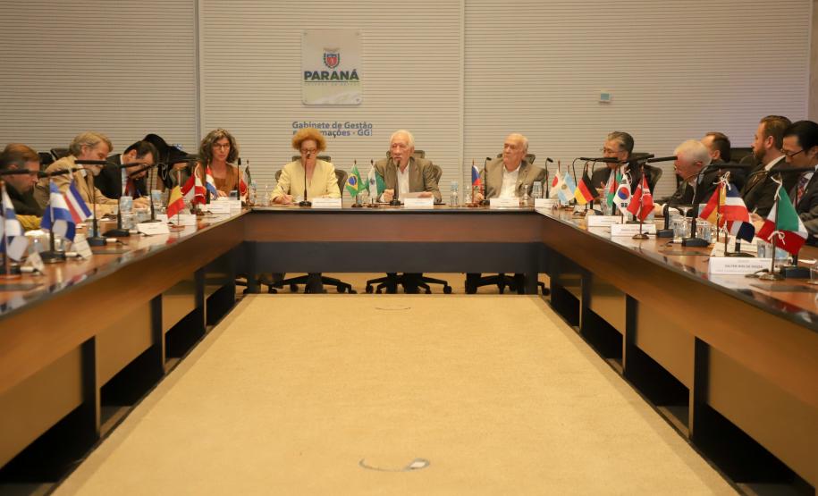 Representantes de 39 países: Piana apresenta potencial do Paraná ao Corpo Consular