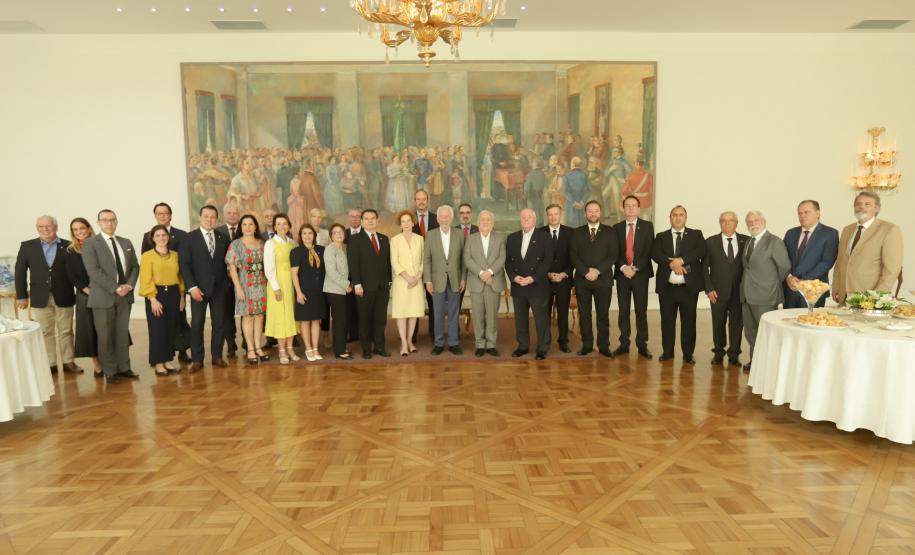 Representantes de 39 países: Piana apresenta potencial do Paraná ao Corpo Consular