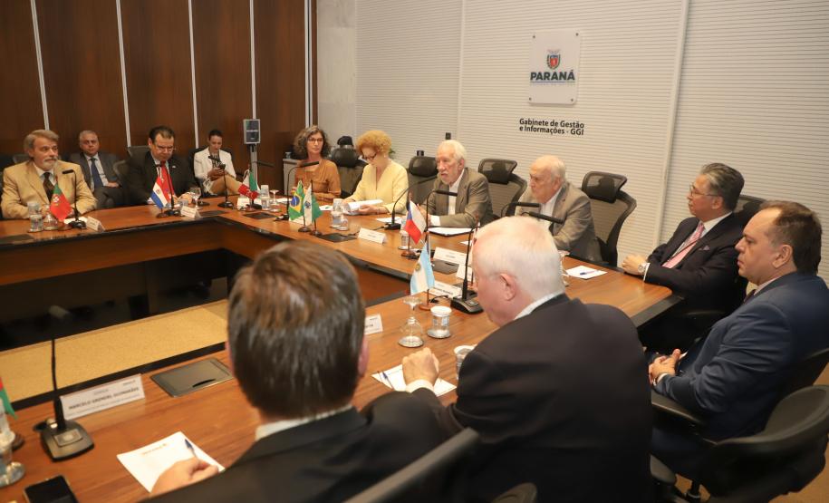 Representantes de 39 países: Piana apresenta potencial do Paraná ao Corpo Consular