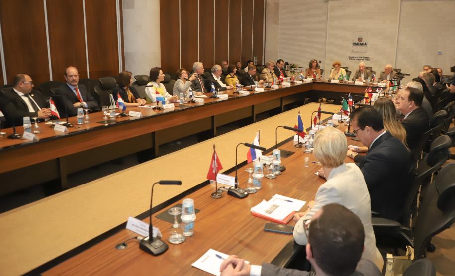 Representantes de 39 países: Piana apresenta potencial do Paraná ao Corpo Consular