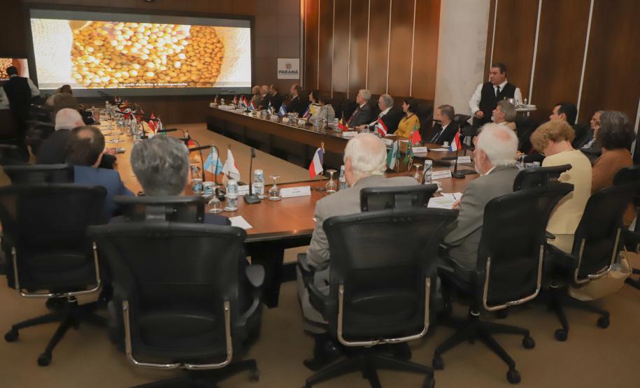 Representantes de 39 países: Piana apresenta potencial do Paraná ao Corpo Consular