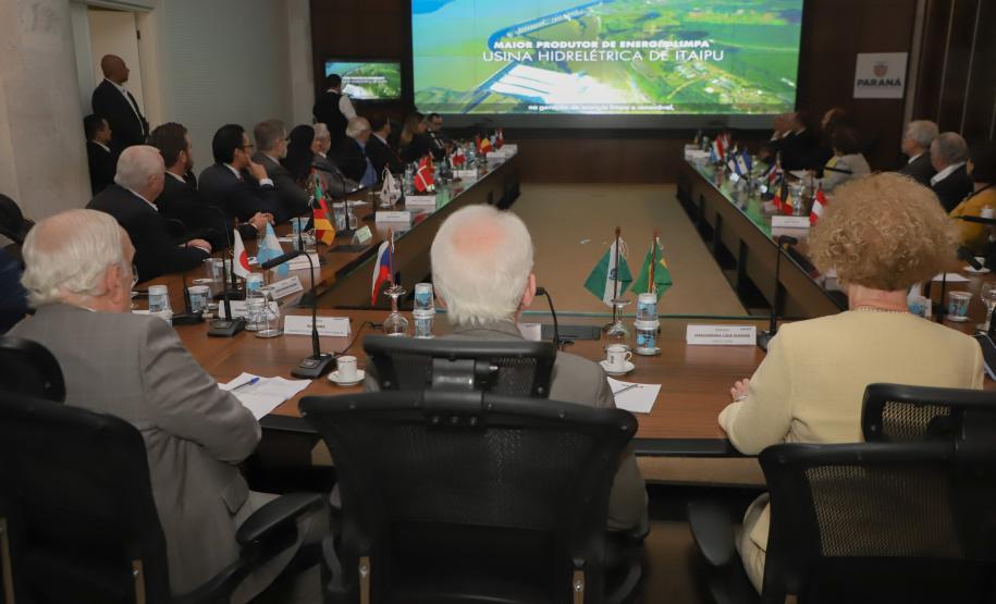 Representantes de 39 países: Piana apresenta potencial do Paraná ao Corpo Consular