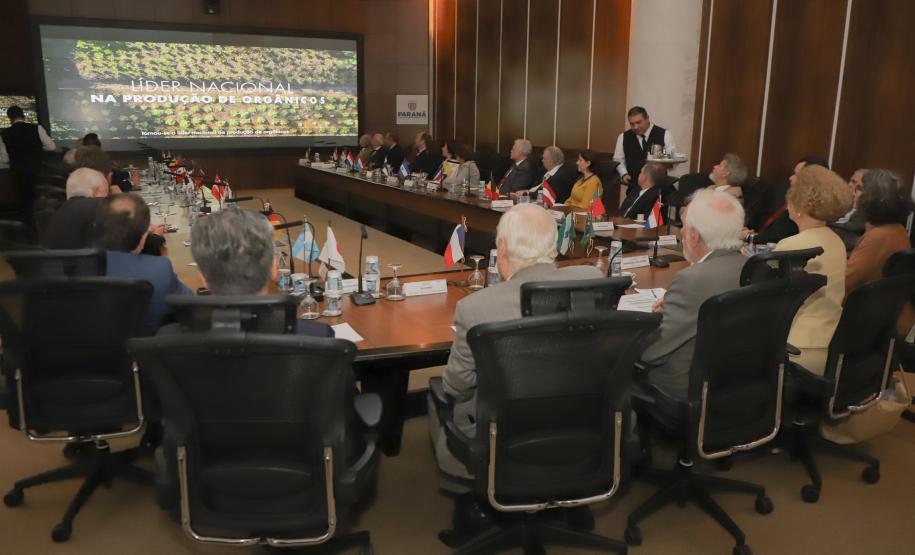 Representantes de 39 países: Piana apresenta potencial do Paraná ao Corpo Consular