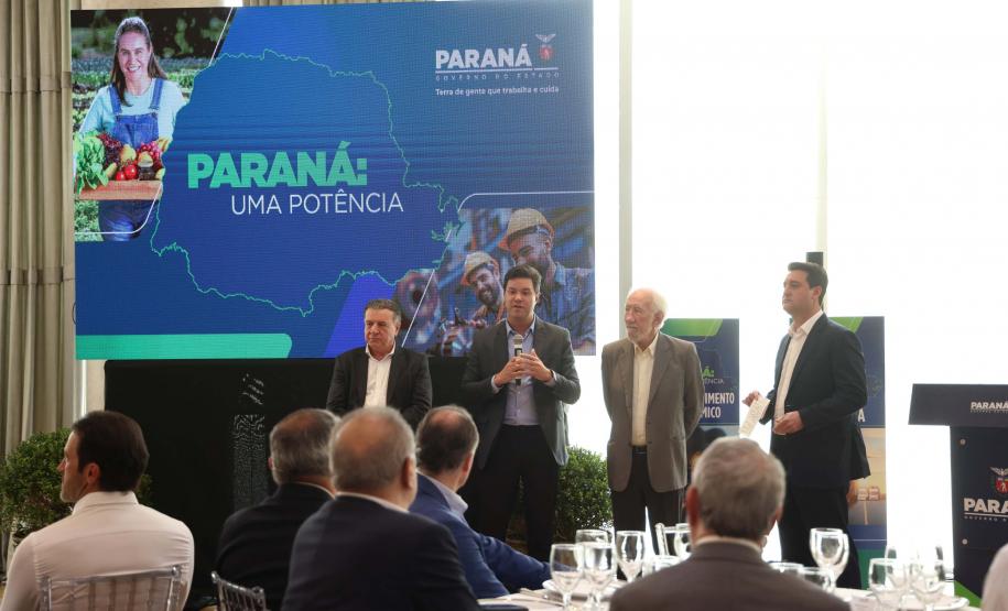 Ratinho Junior apresenta avanços econômicos e sociais do Paraná a empresários
