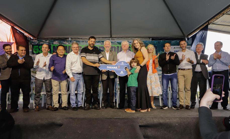 532 famílias de Cafelândia e Nova Aurora recebem as chaves da casa própria