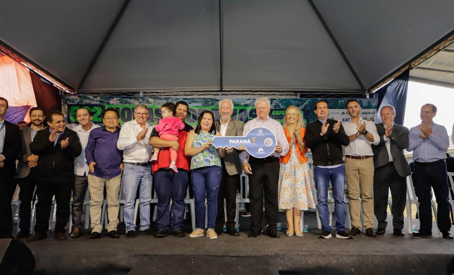 532 famílias de Cafelândia e Nova Aurora recebem as chaves da casa própria