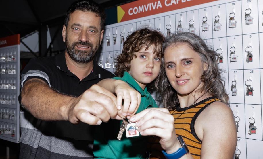 532 famílias de Cafelândia e Nova Aurora recebem as chaves da casa própria