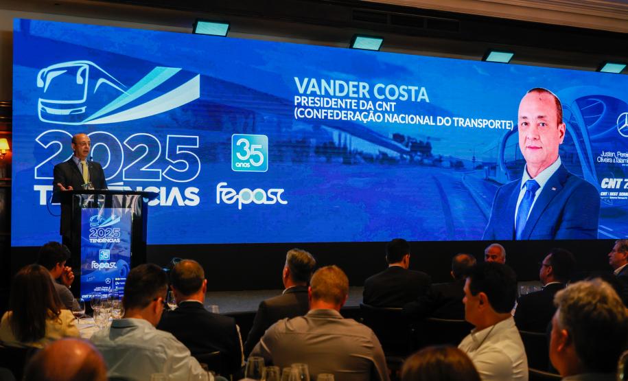 Darci Piana destaca turismo paranaense a empresários do transporte de passageiros