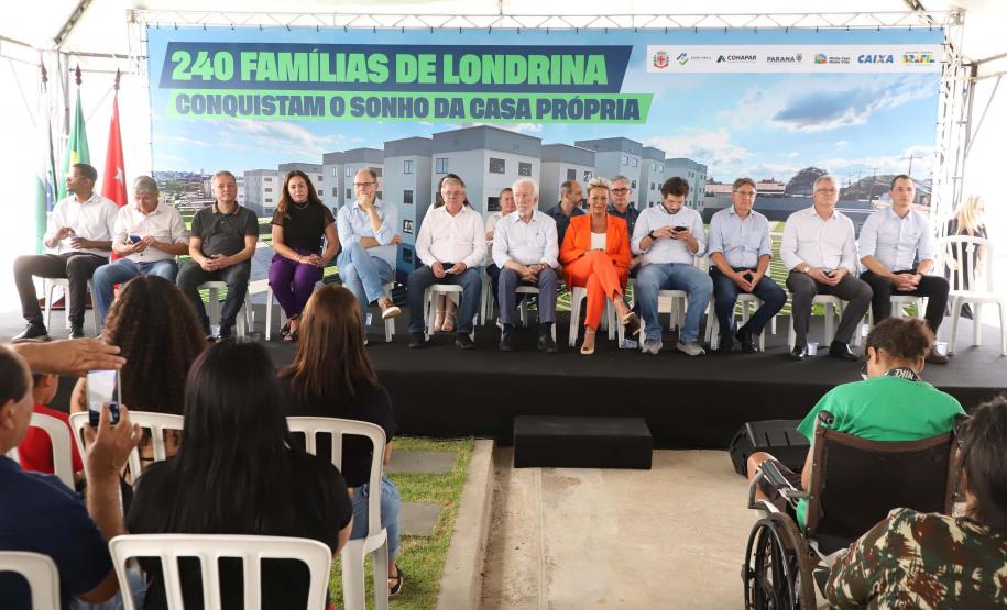 Programa Casa Fácil: vice-governador entrega residencial com 240 unidades em Londrina