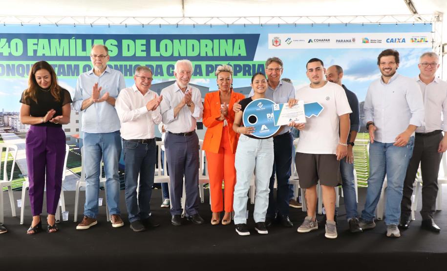 Programa Casa Fácil: vice-governador entrega residencial com 240 unidades em Londrina
