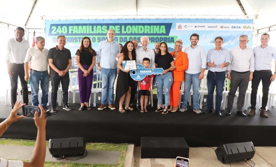 Programa Casa Fácil: vice-governador entrega residencial com 240 unidades em Londrina