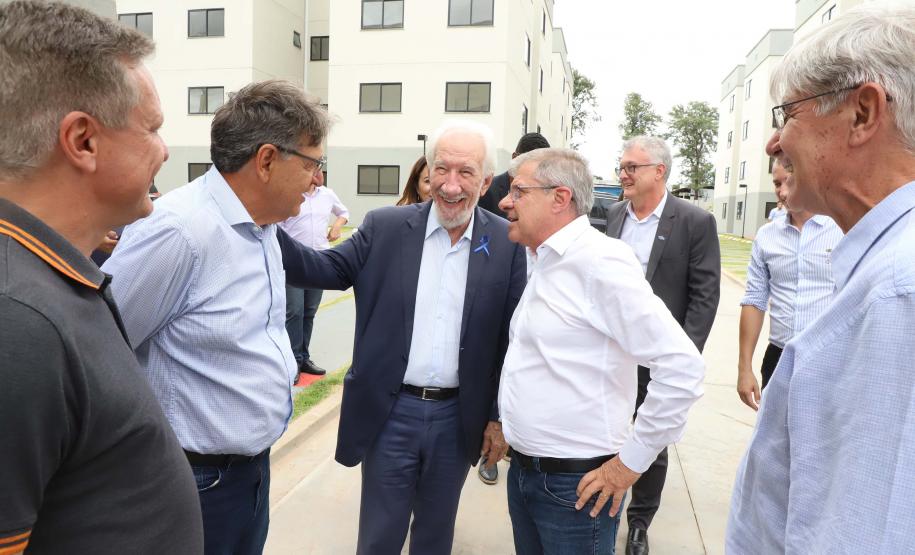 Programa Casa Fácil: vice-governador entrega residencial com 240 unidades em Londrina