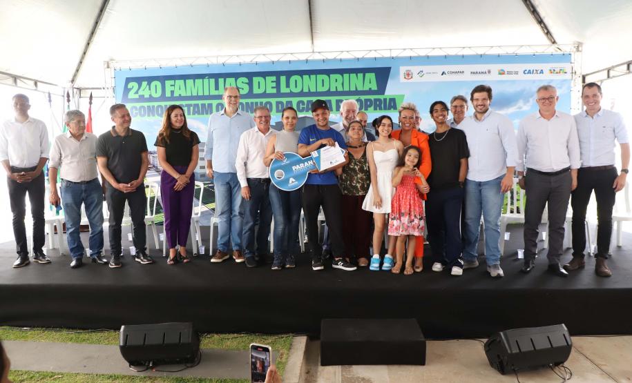 Programa Casa Fácil: vice-governador entrega residencial com 240 unidades em Londrina
