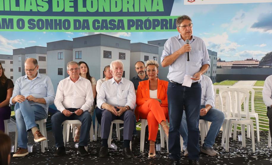 Programa Casa Fácil: vice-governador entrega residencial com 240 unidades em Londrina
