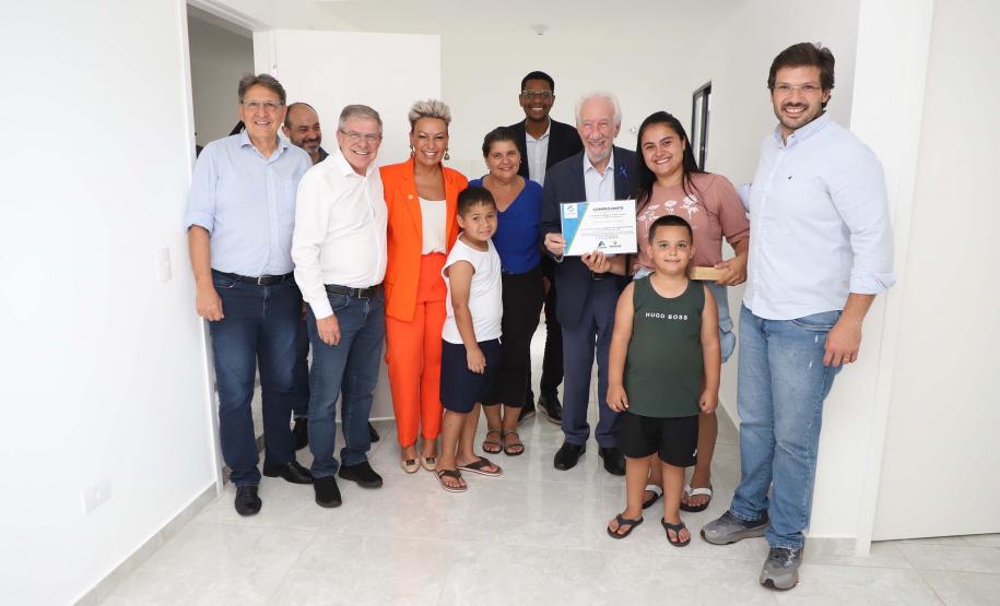 Programa Casa Fácil: vice-governador entrega residencial com 240 unidades em Londrina