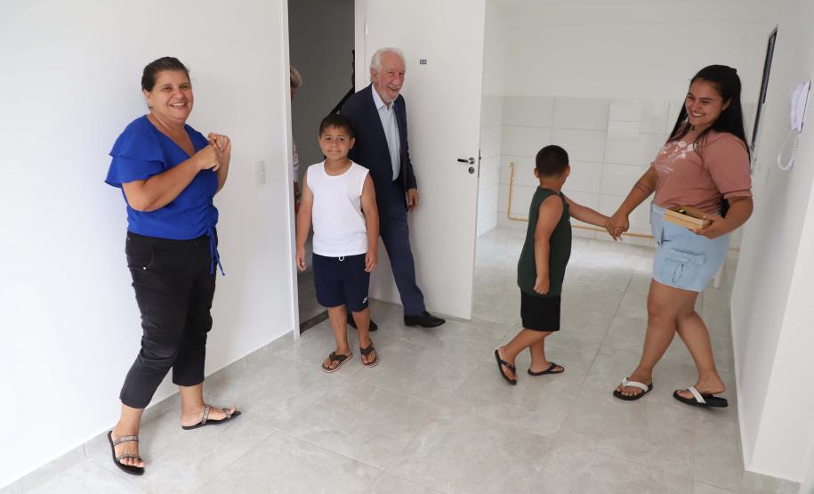 Programa Casa Fácil: vice-governador entrega residencial com 240 unidades em Londrina