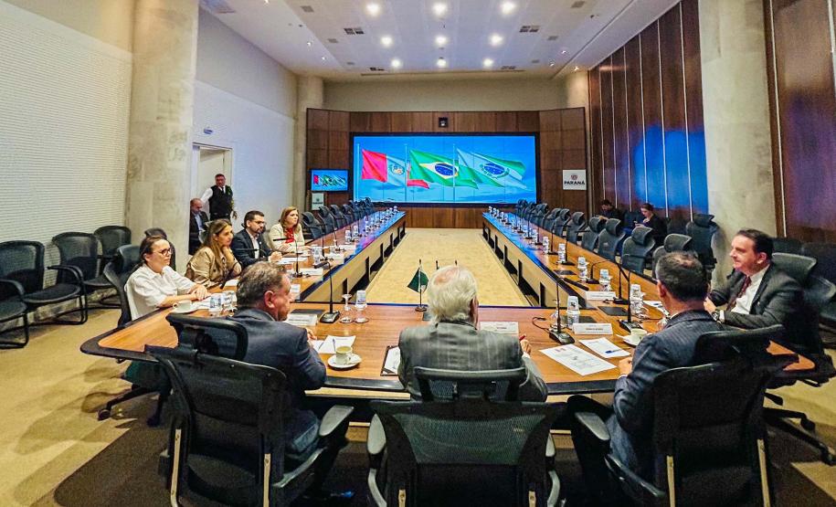 Vice-governador Darci Piana apresenta Caminhos do Peabiru ao embaixador do Peru