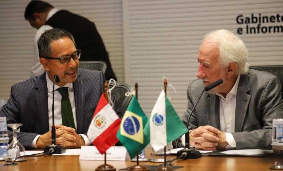 Vice-governador Darci Piana apresenta Caminhos do Peabiru ao embaixador do Peru