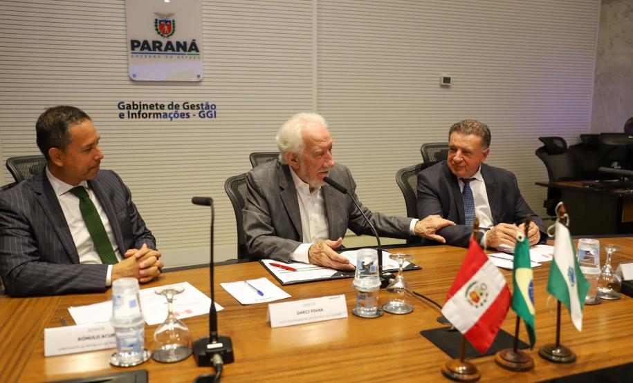 Vice-governador Darci Piana apresenta Caminhos do Peabiru ao embaixador do Peru