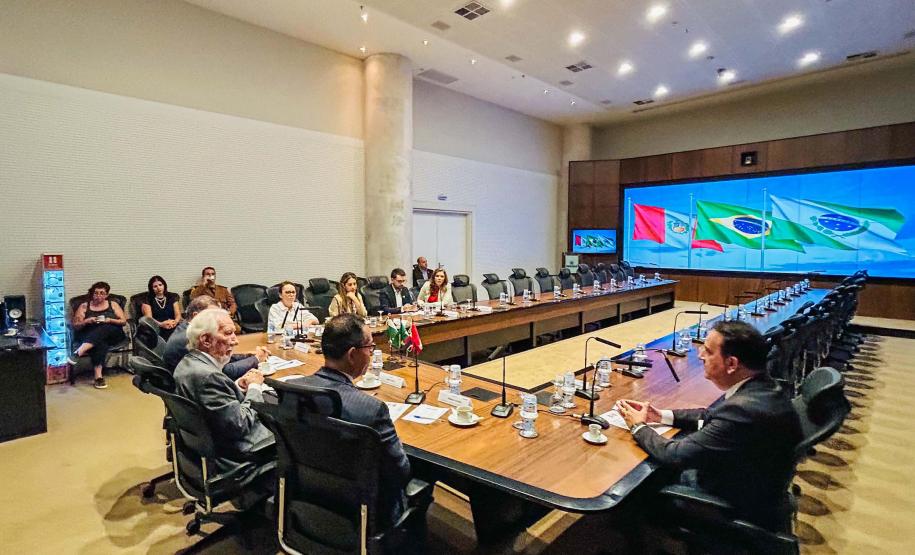 Vice-governador Darci Piana apresenta Caminhos do Peabiru ao embaixador do Peru