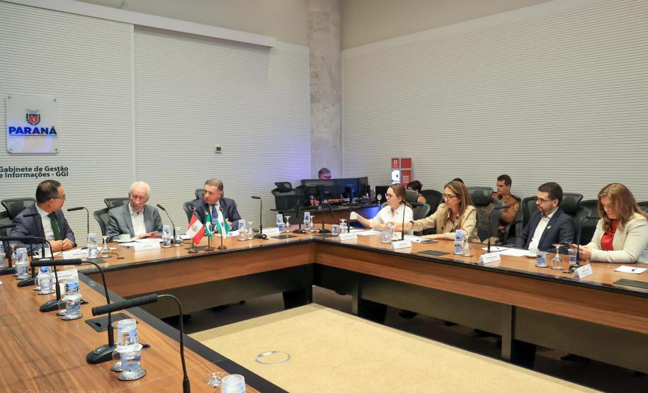 Vice-governador Darci Piana apresenta Caminhos do Peabiru ao embaixador do Peru