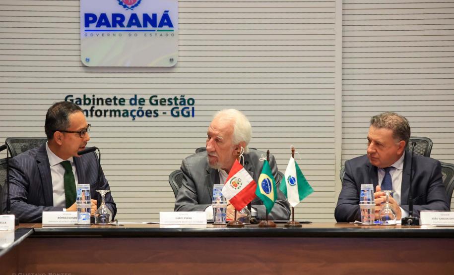 Vice-governador Darci Piana apresenta Caminhos do Peabiru ao embaixador do Peru