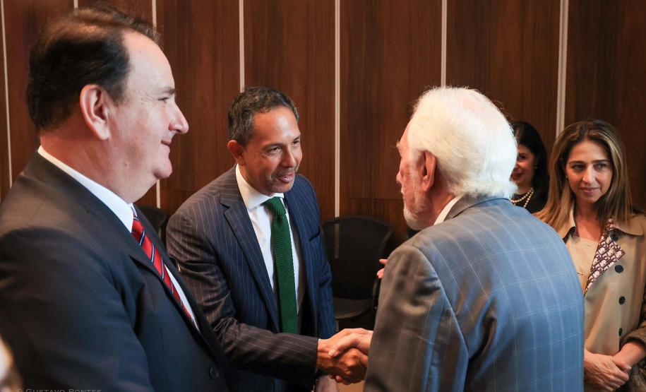 Vice-governador Darci Piana apresenta Caminhos do Peabiru ao embaixador do Peru