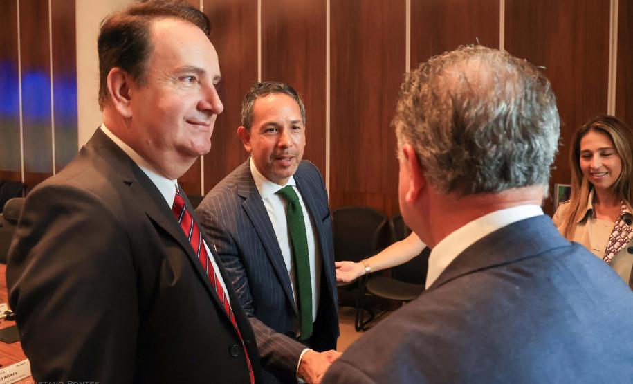 Vice-governador Darci Piana apresenta Caminhos do Peabiru ao embaixador do Peru