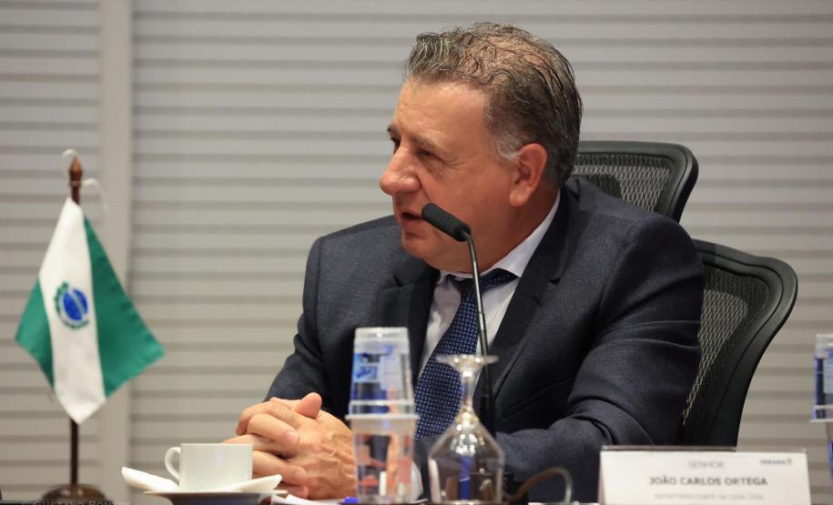 Vice-governador Darci Piana apresenta Caminhos do Peabiru ao embaixador do Peru