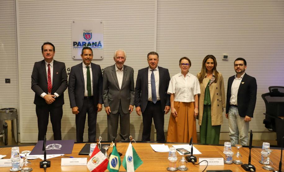 Vice-governador Darci Piana apresenta Caminhos do Peabiru ao embaixador do Peru