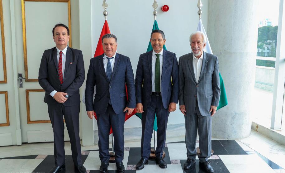 Vice-governador Darci Piana apresenta Caminhos do Peabiru ao embaixador do Peru