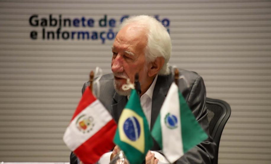 Vice-governador Darci Piana apresenta Caminhos do Peabiru ao embaixador do Peru