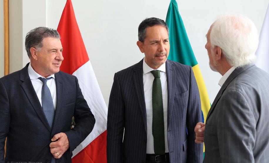 Vice-governador Darci Piana apresenta Caminhos do Peabiru ao embaixador do Peru