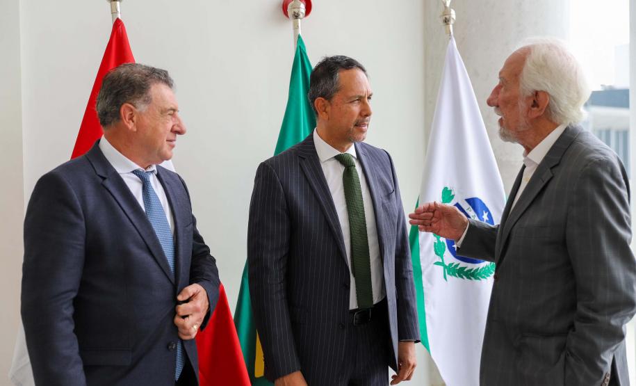 Vice-governador Darci Piana apresenta Caminhos do Peabiru ao embaixador do Peru