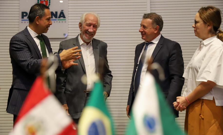 Vice-governador Darci Piana apresenta Caminhos do Peabiru ao embaixador do Peru