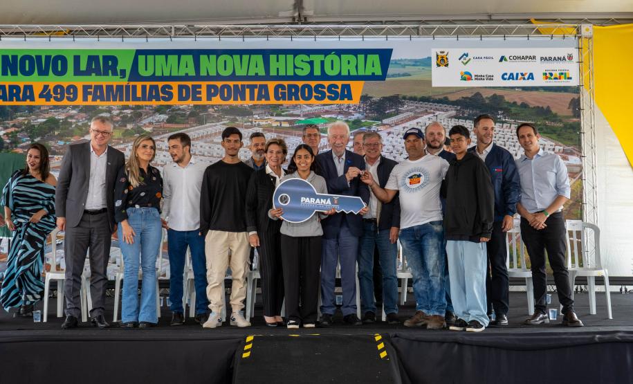 499 famílias de Ponta Grossa recebem chaves da casa própria com apoio do Estado