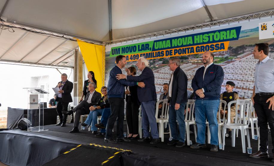 499 famílias de Ponta Grossa recebem chaves da casa própria com apoio do Estado