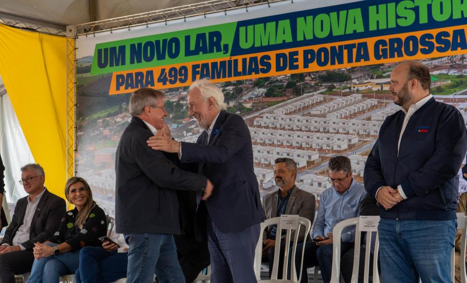 499 famílias de Ponta Grossa recebem chaves da casa própria com apoio do Estado