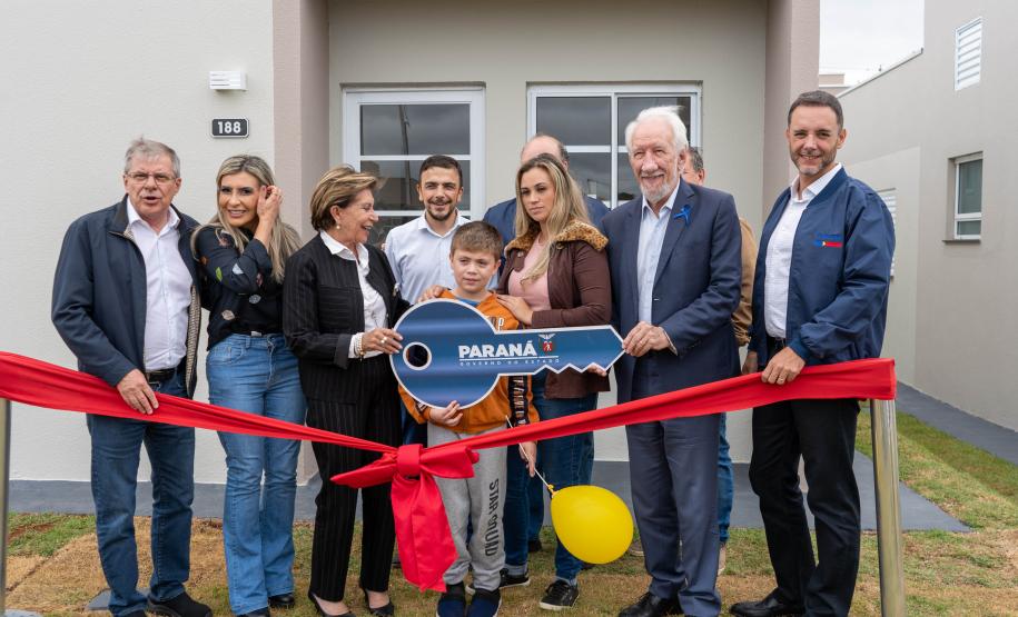 499 famílias de Ponta Grossa recebem chaves da casa própria com apoio do Estado