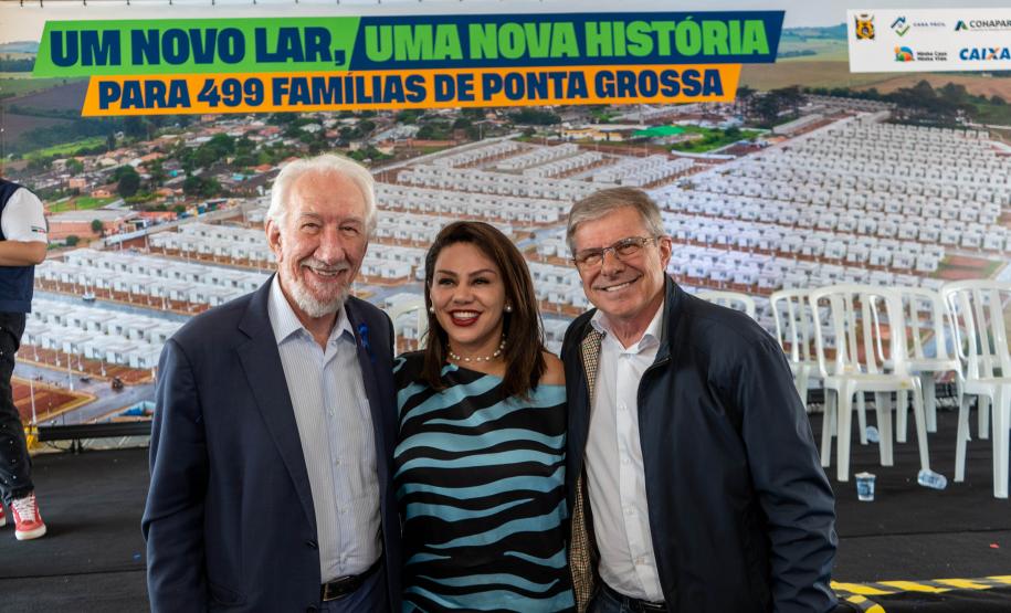 499 famílias de Ponta Grossa recebem chaves da casa própria com apoio do Estado