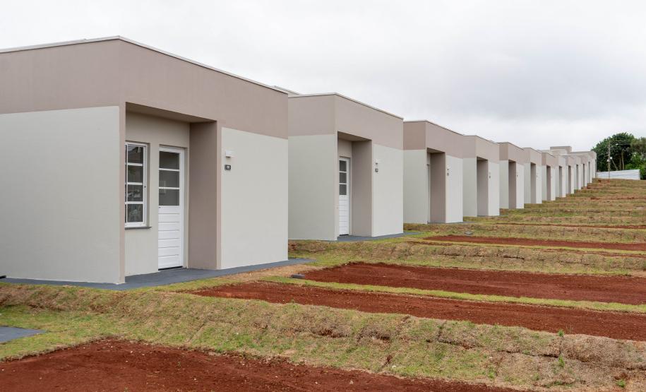 499 famílias de Ponta Grossa recebem chaves da casa própria com apoio do Estado