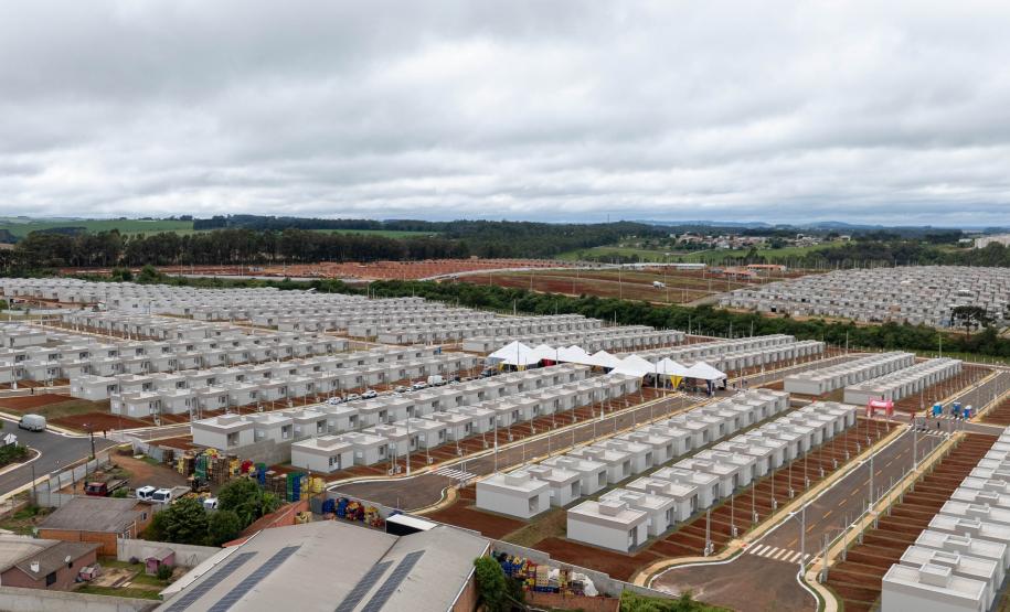 499 famílias de Ponta Grossa recebem chaves da casa própria com apoio do Estado