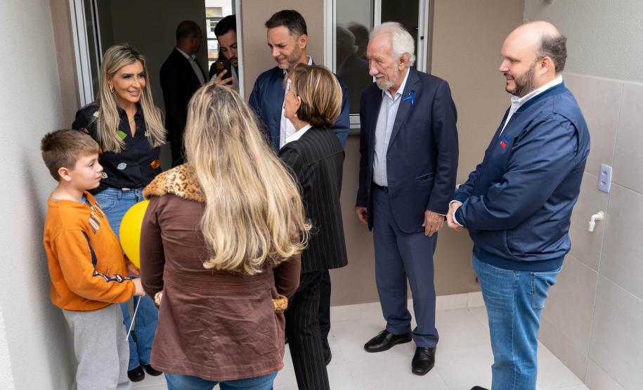 499 famílias de Ponta Grossa recebem chaves da casa própria com apoio do Estado